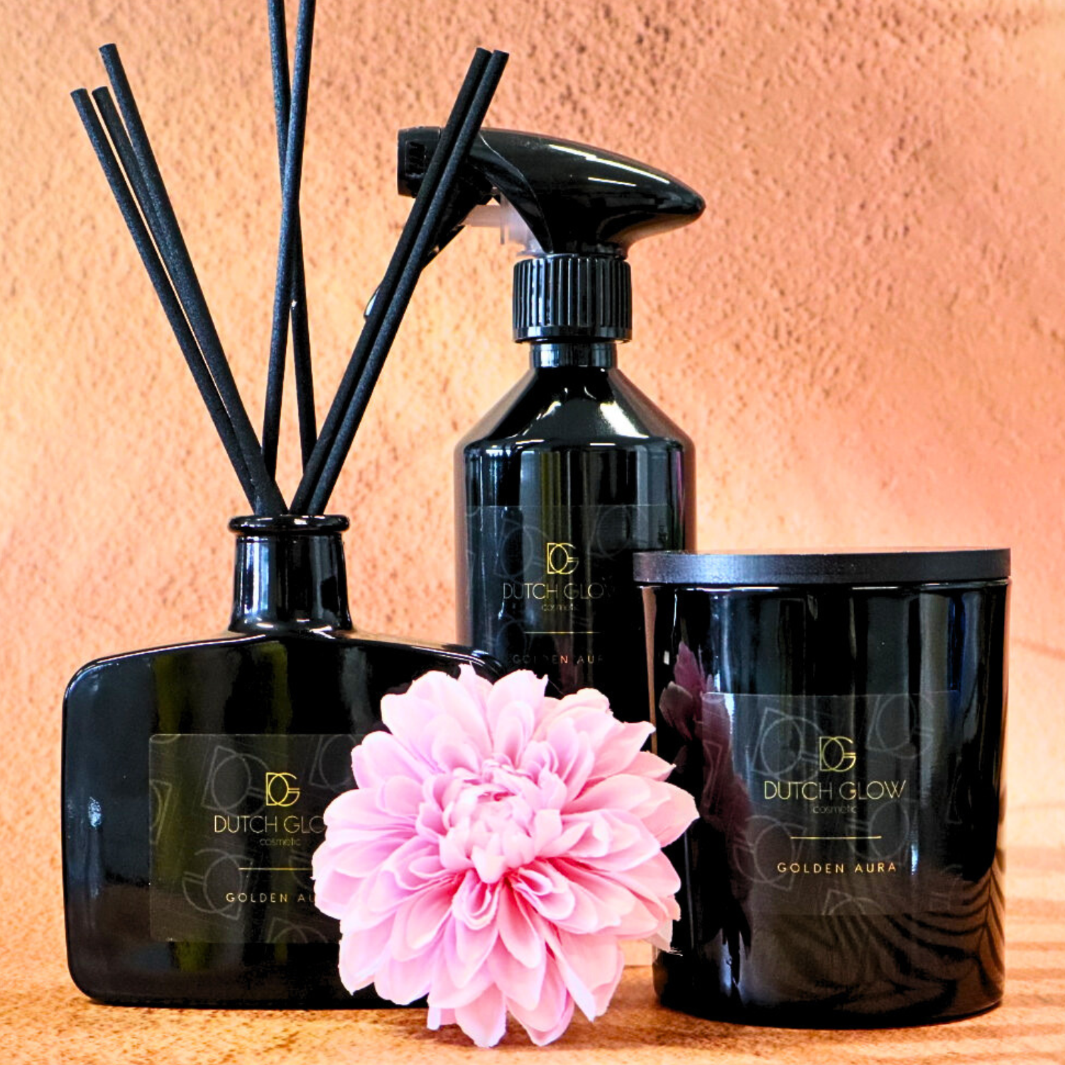 Sfeervolle display van Dutch Glow producten met warme accessoires en kaarslicht.